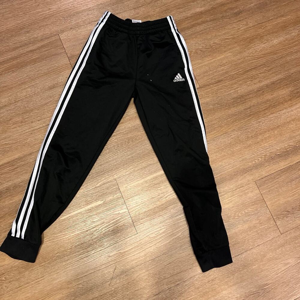 Adidas kids Sz 10-12  spot ( pictured)